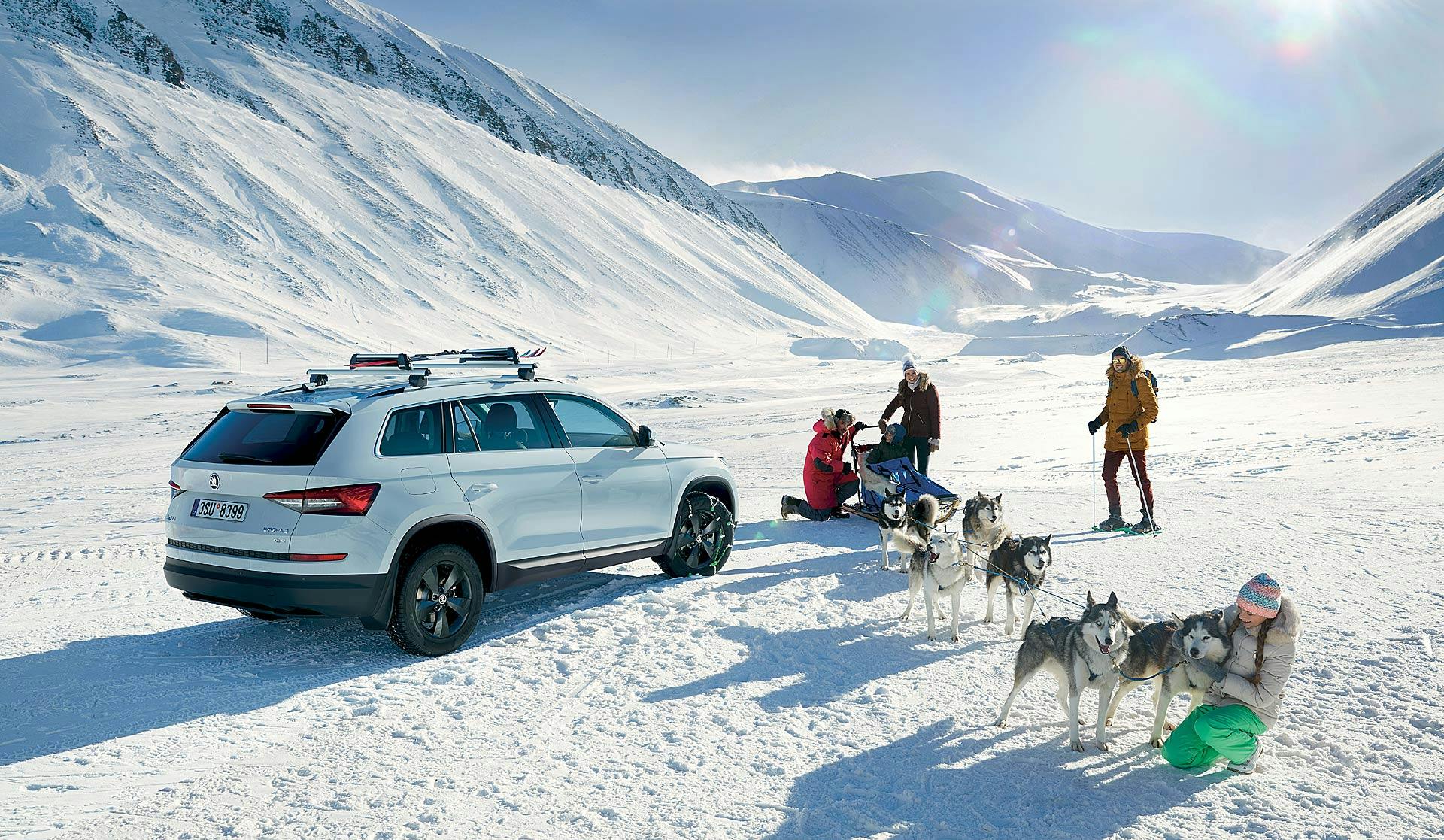 Škoda Kodiaq bianca e cani Husky pronti all'escursione