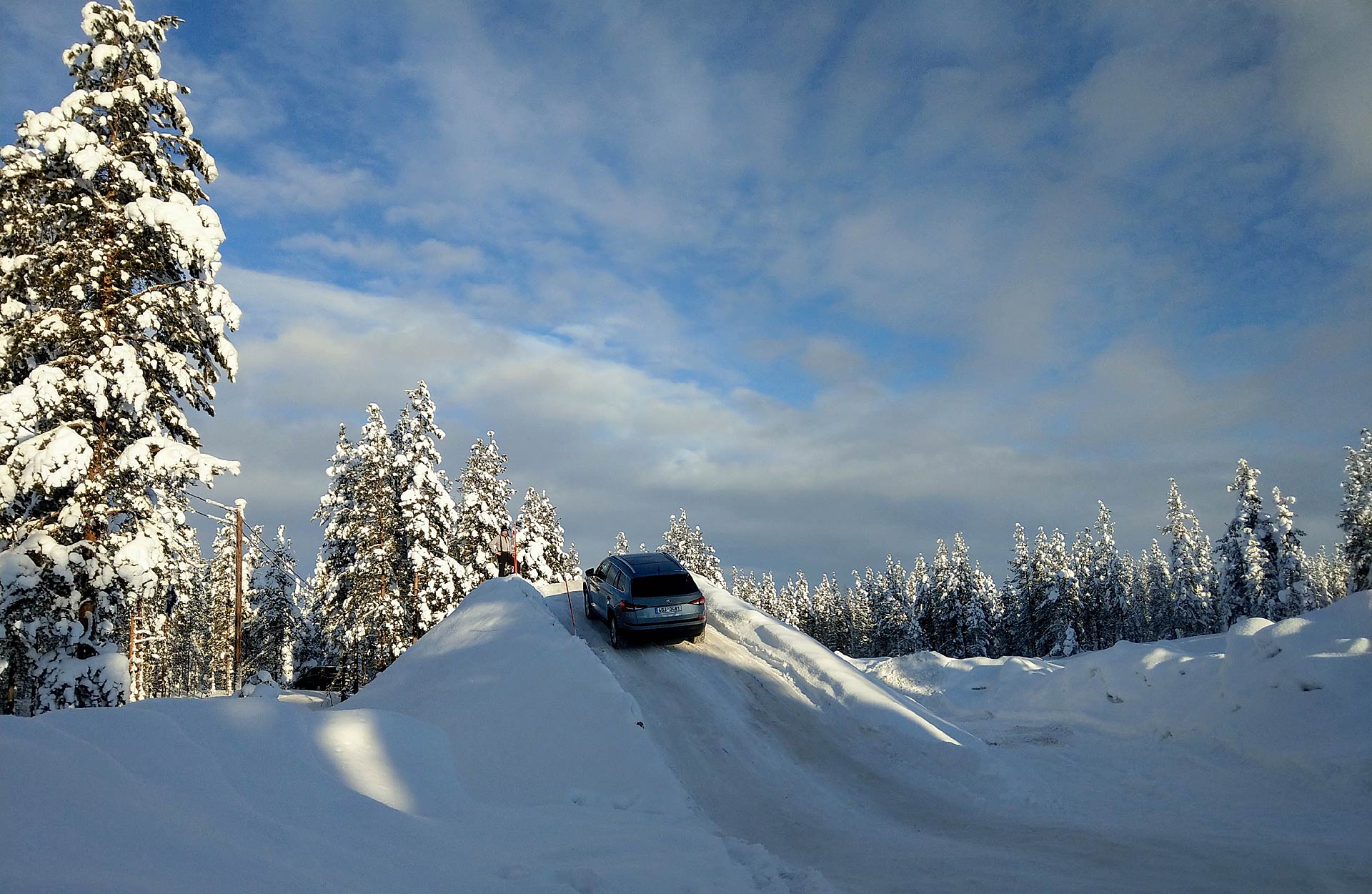 Škoda Kodiaq scala una pendenza completamente innevata a Rovaniemi in Lapponia