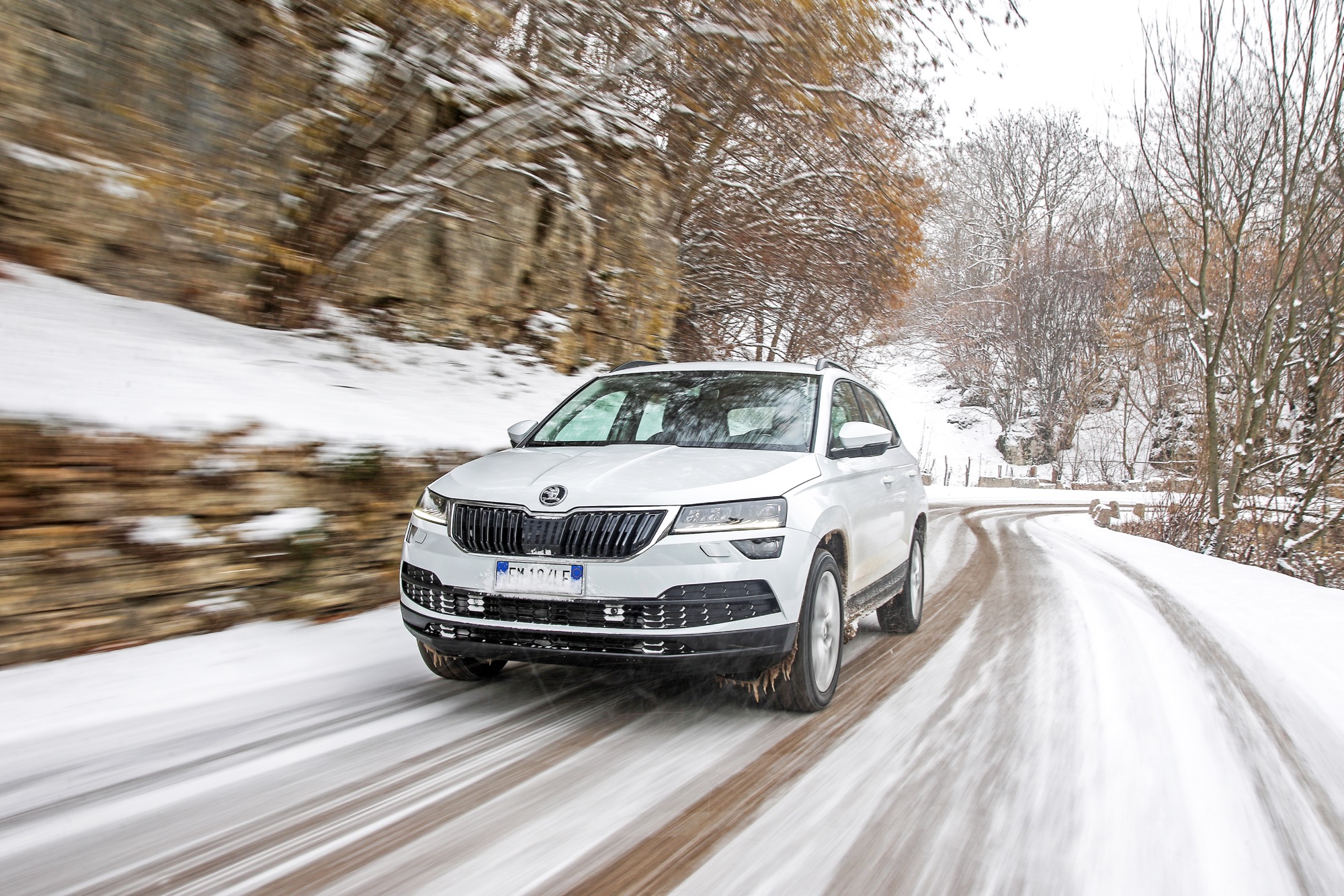 Skoda Karoq frontale corre su strada innevata