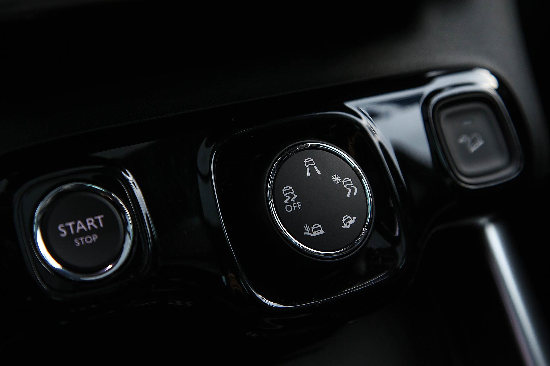 Citroën C3 Aircross interni pulsante start, selettore terreni e hill descent 