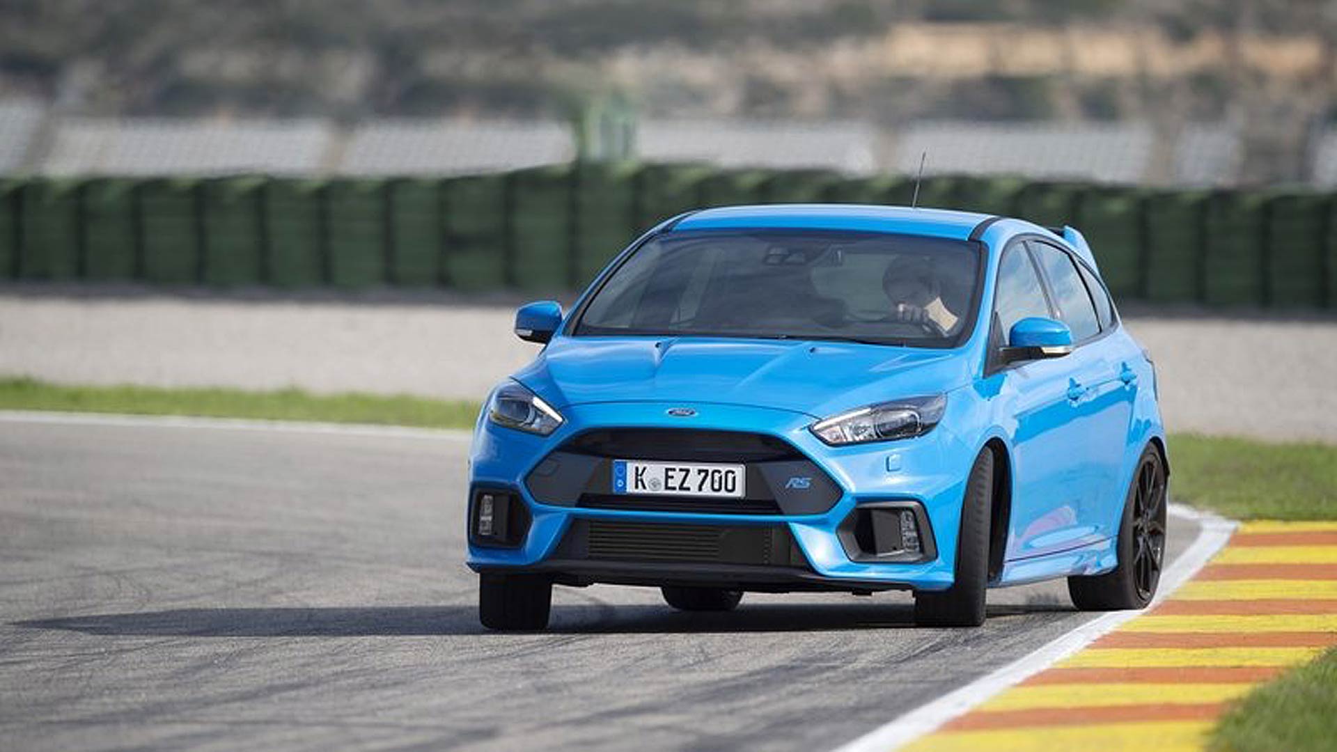 Ford Focus RS azzurra in controsterzo su circuito