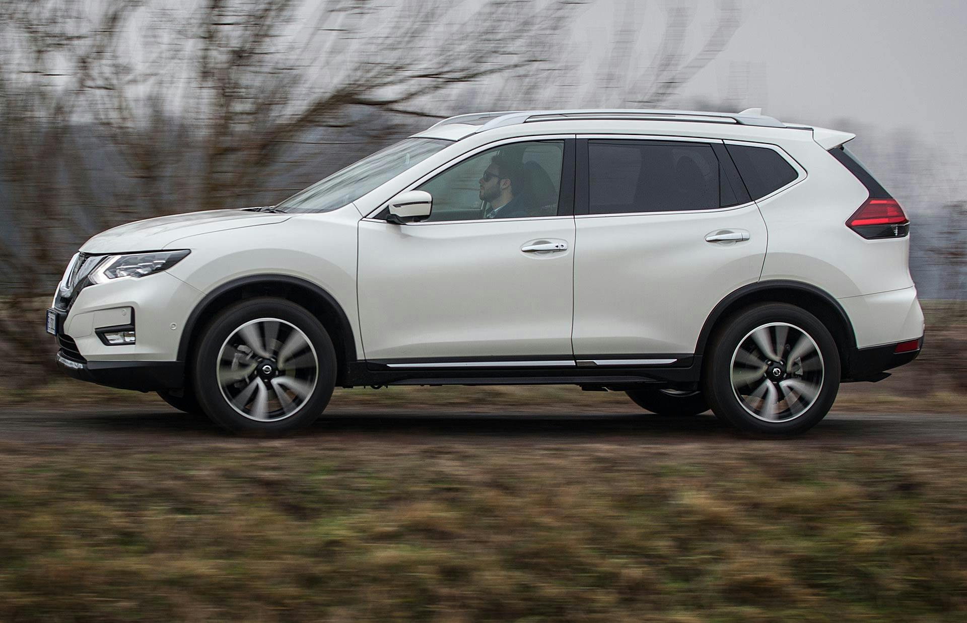 Nissan X-Trail 1.6 dCi 130 CVT 2WD Tekna vista laterale in paesaggio di campagna