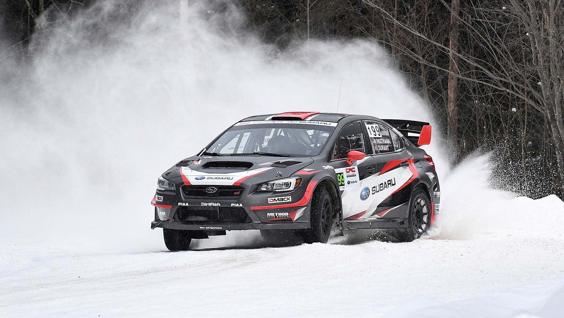Subaru Impreza WRX STi di traverso nella neve della foresta