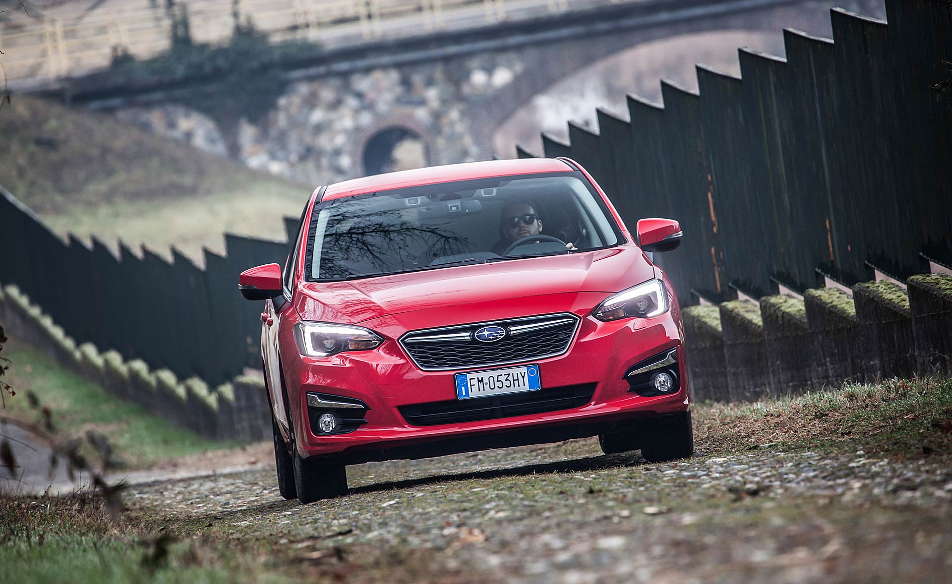 Subaru Impreza 1.6 AWD vista frontale in salita su ciottolato