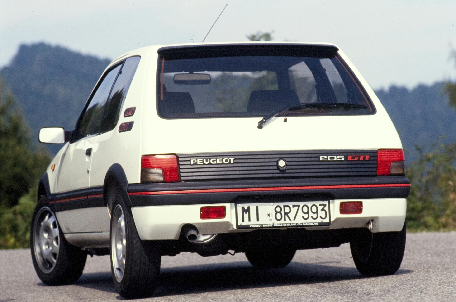 peugeot 205 1.9 gti bianca curva