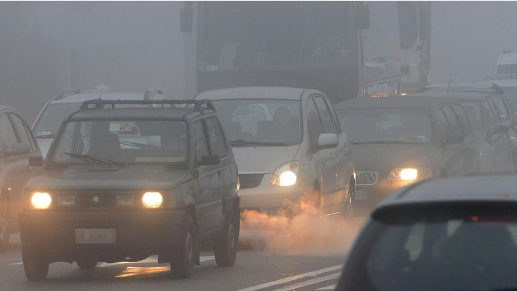 auto nella nebba e nello smog