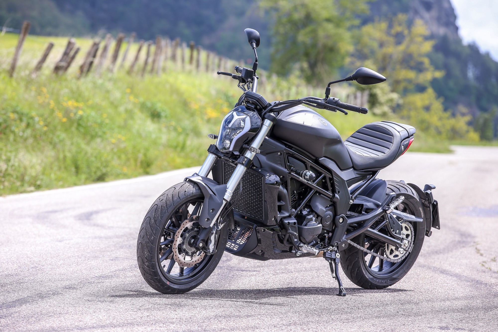 Benelli 502 C moto per neopatentati A2 nera