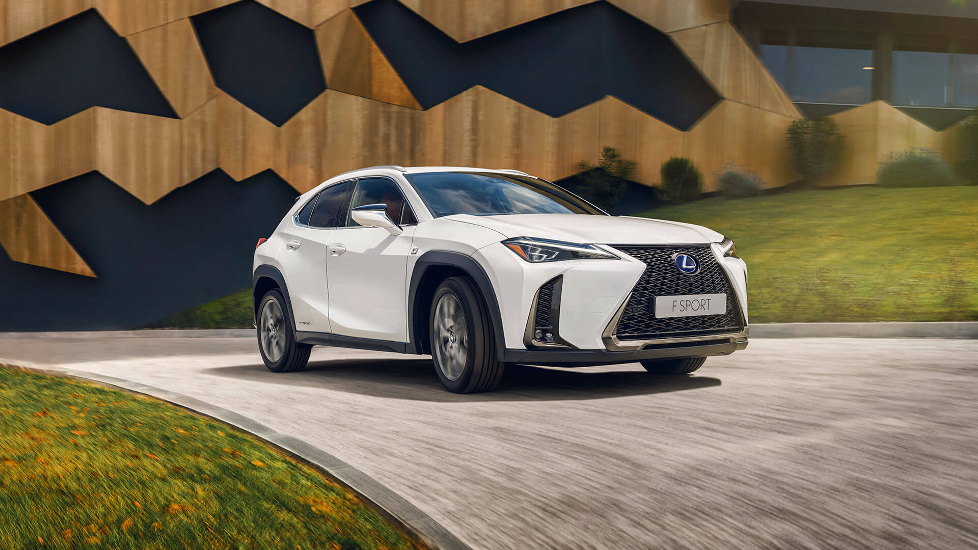 lexus-ux bianca, tre quarti frontale