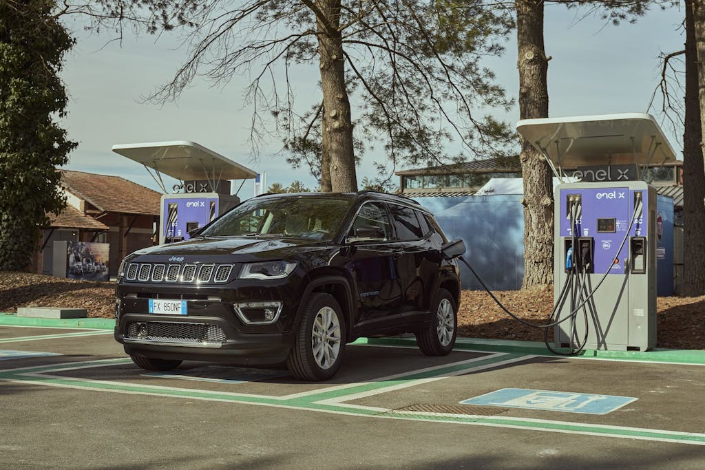 Jeep Compass Limited 4xe in ricarica