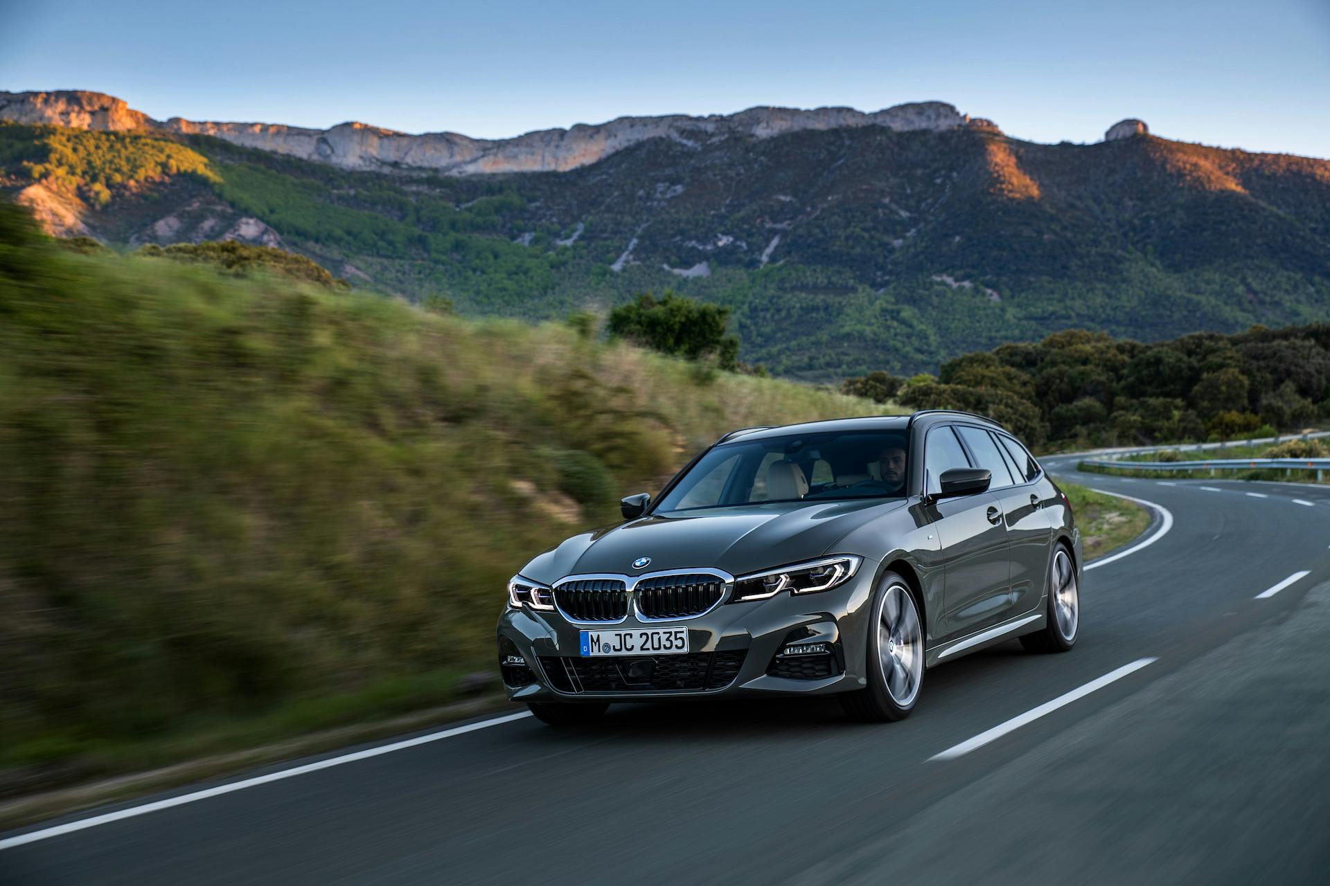 BMW Serie 3 Touring grigia tre quarti anteriore