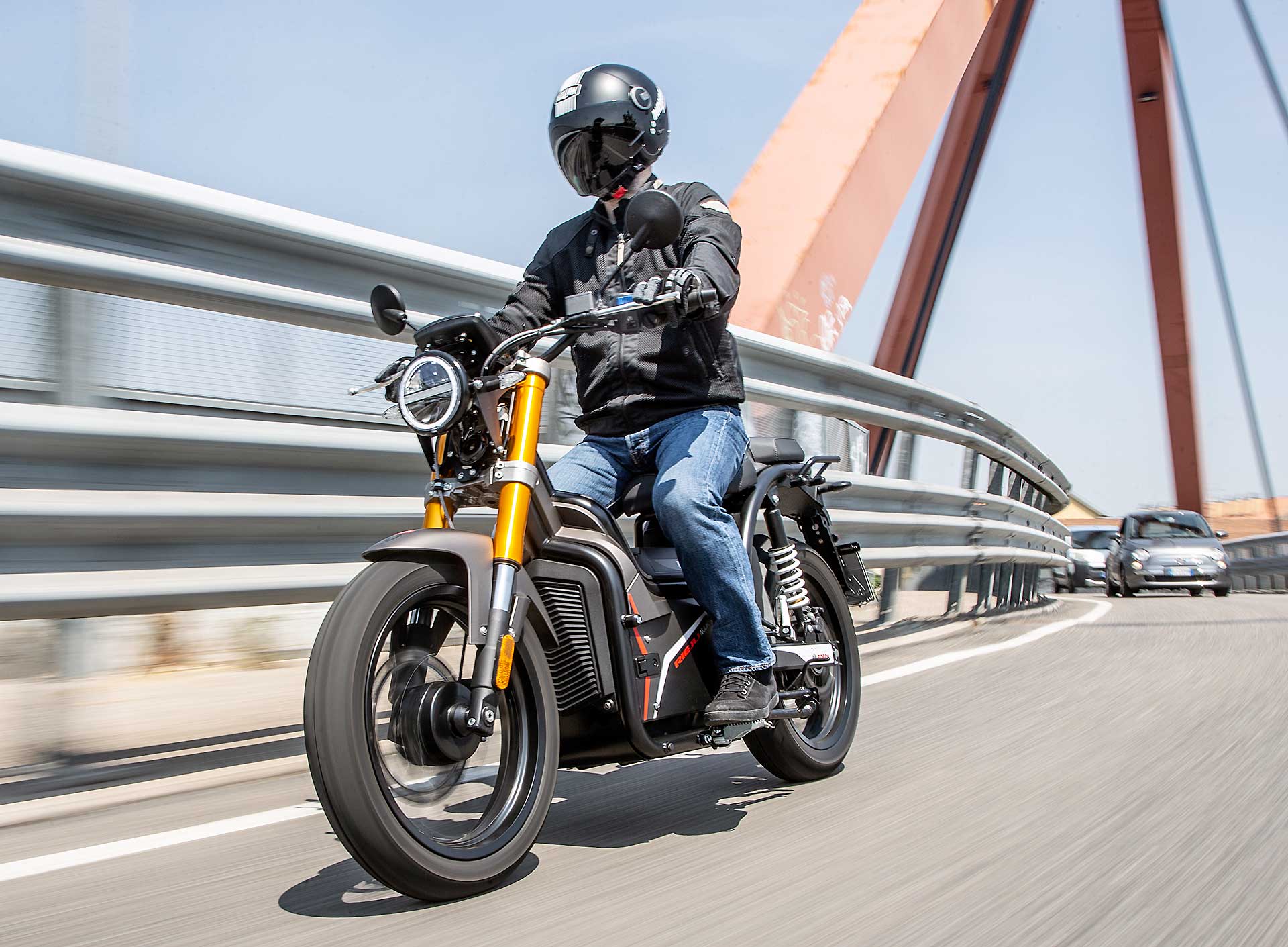 Riaju Nuuk moto e scooter elettrico in movimento