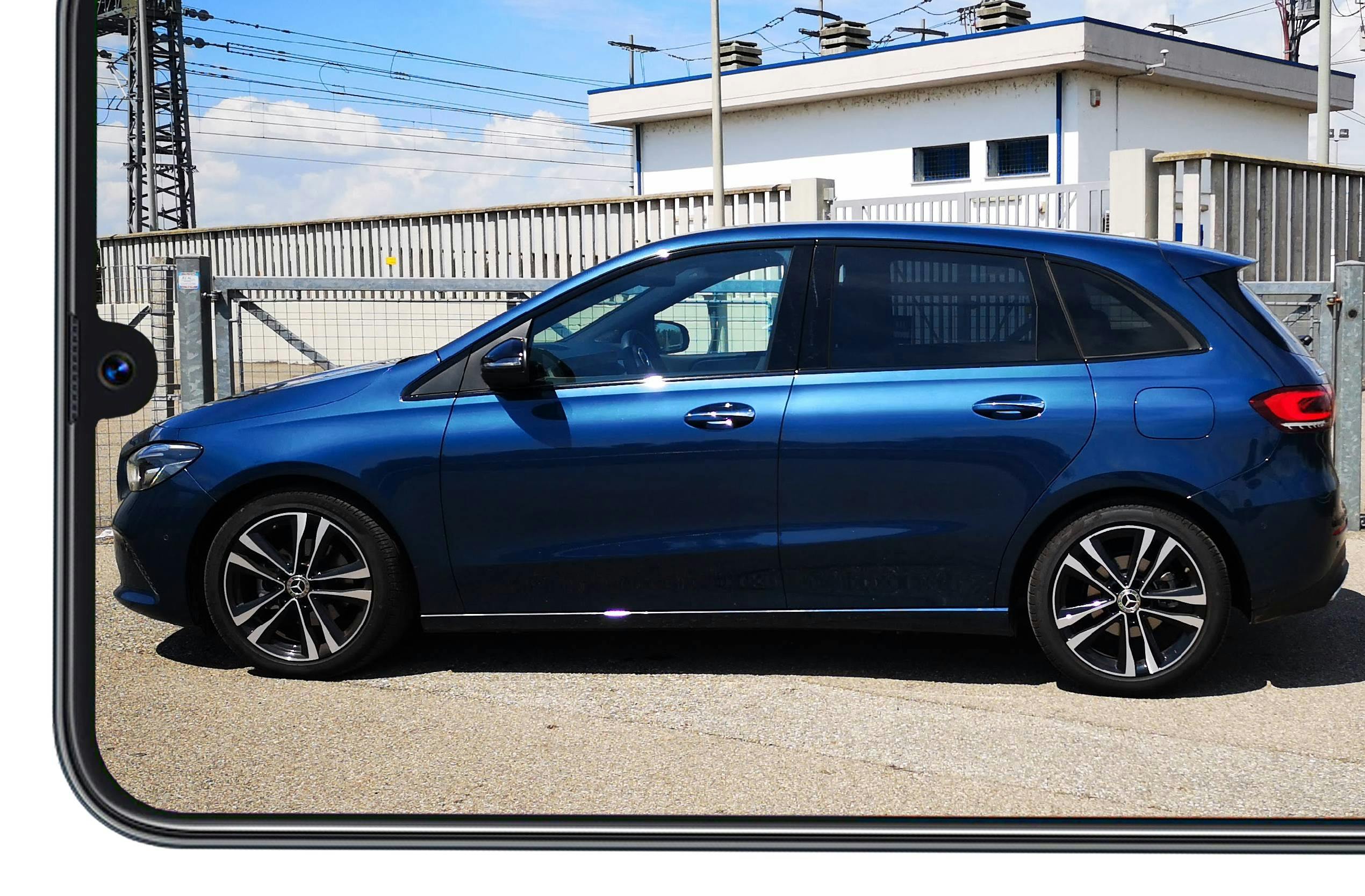 Audi SQ2 rossa vista tre quarti posteriore