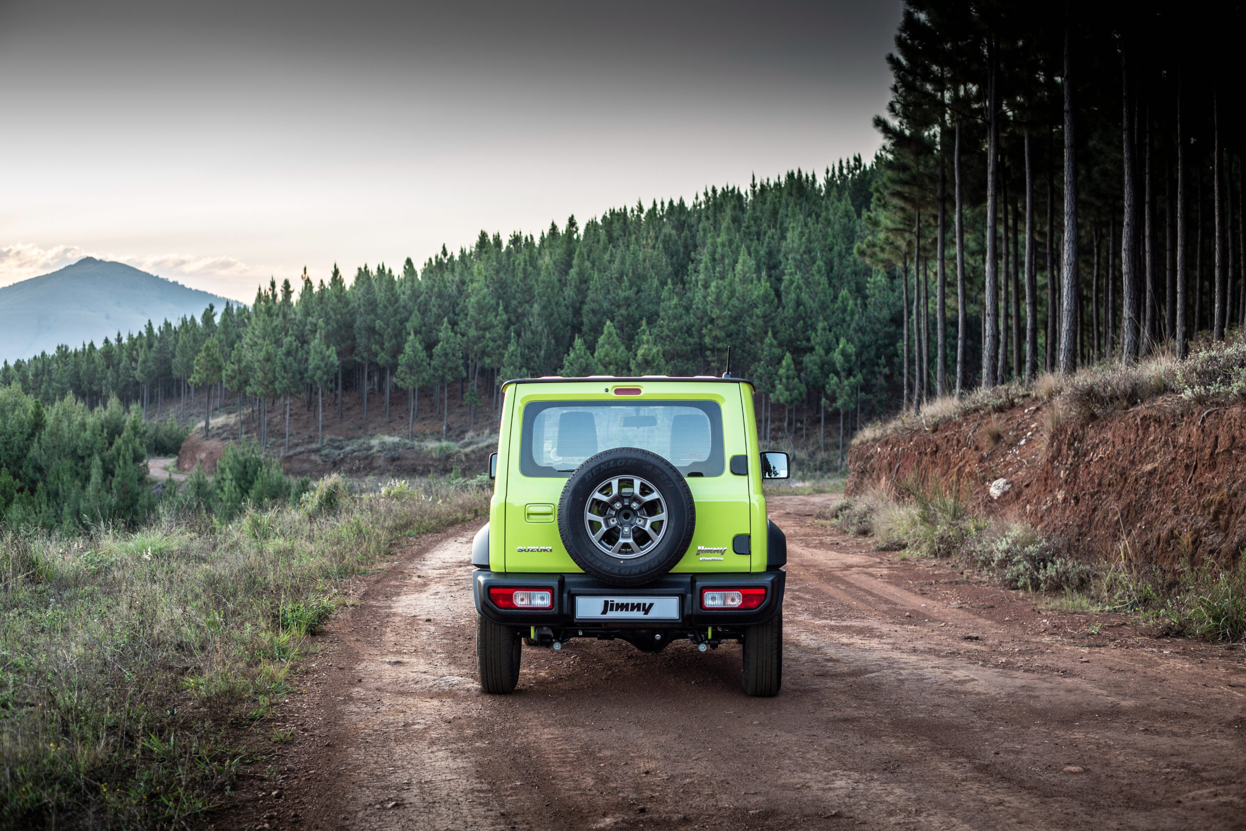 Suzuki Jimny gialla vista posteriore offroad