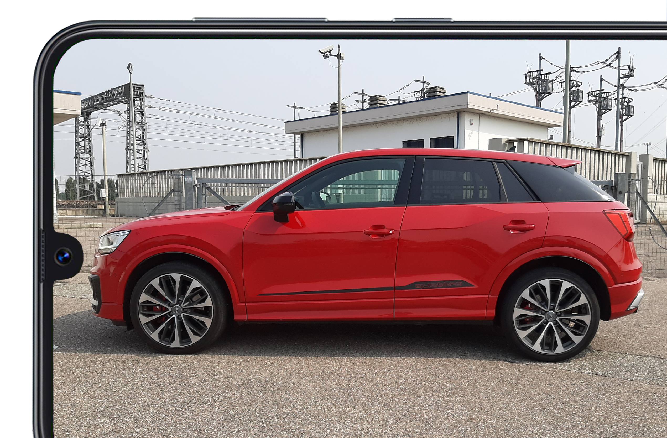 Audi SQ2 rossa vista laterale