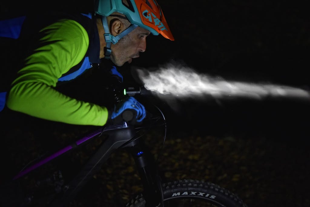 Le migliori luci per pedalare al buio