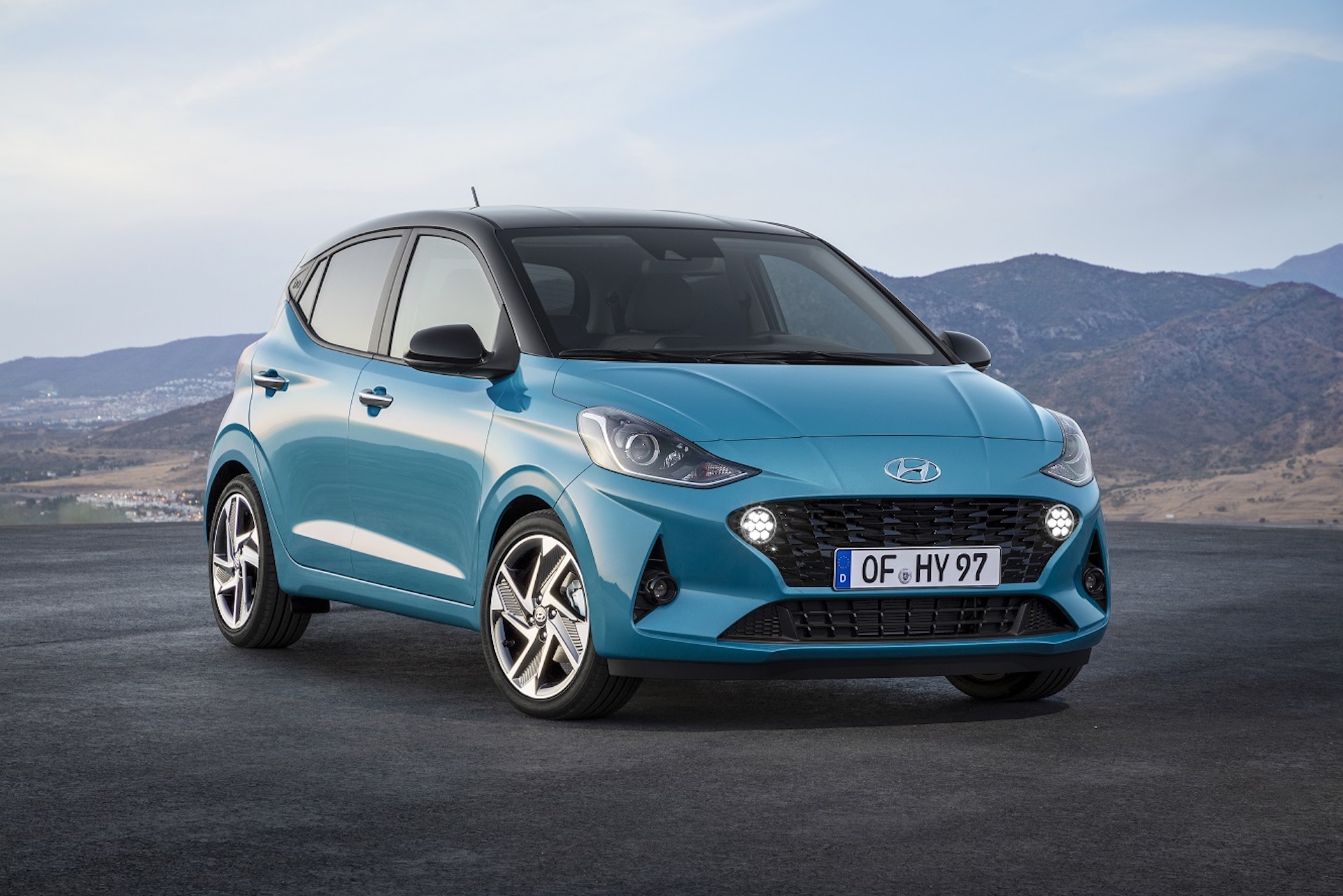 Nuova Hyundai i10 azzurra ferma