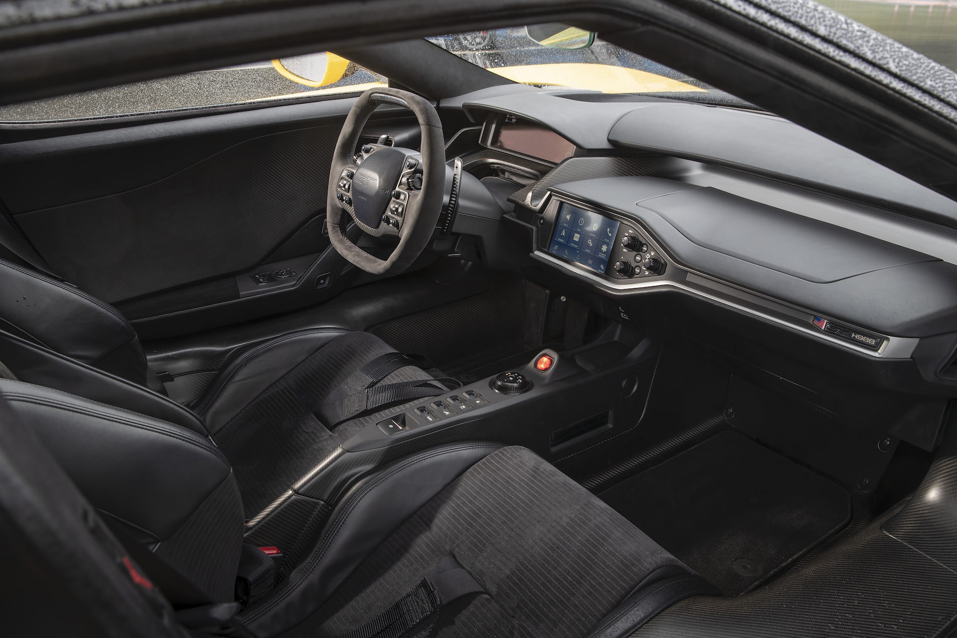 Ford GT gialla abitacolo