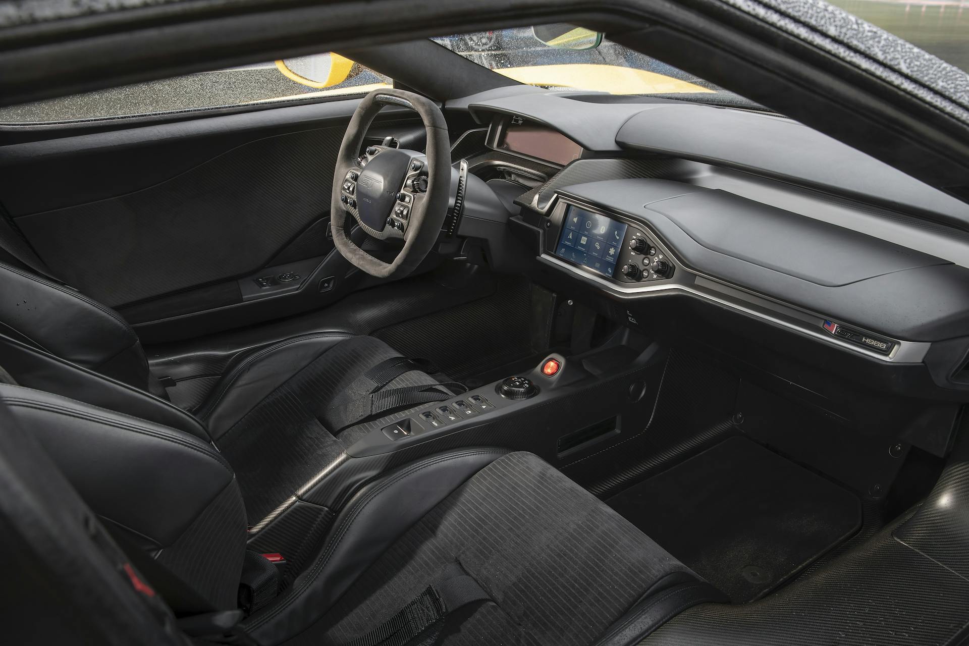 Ford GT gialla abitacolo