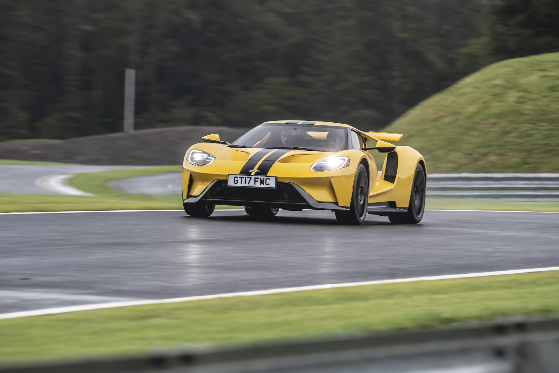 Ford GT gialla vista frontale