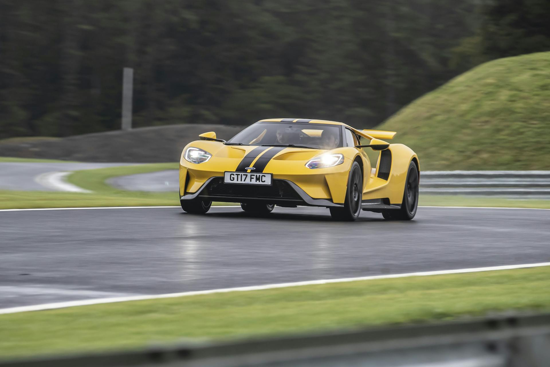 Ford GT gialla vista frontale