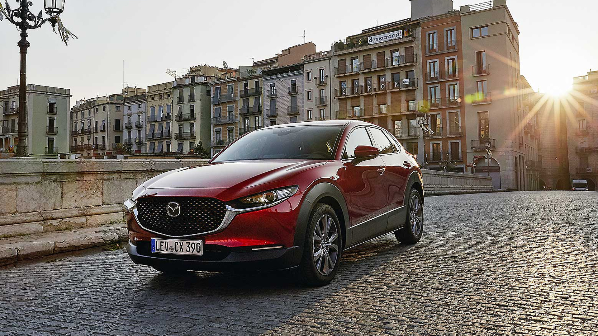 Il SUV premium Mazda CX-30 fotografato in città al tramonto
