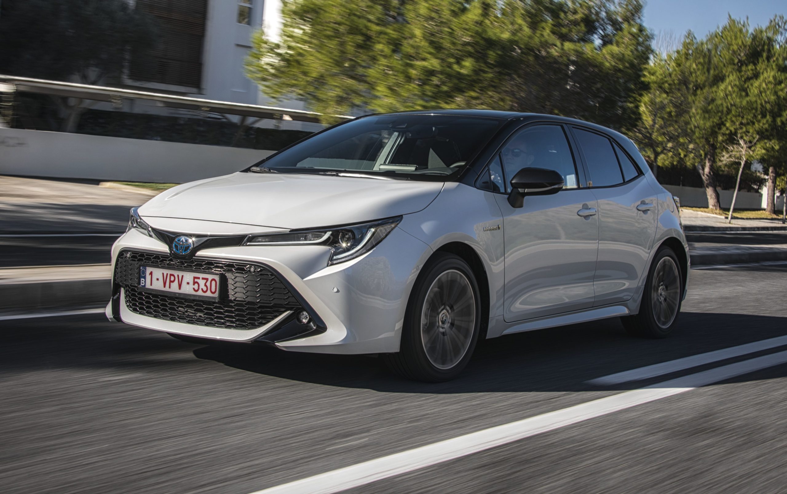 Toyota Corolla bianca movimento