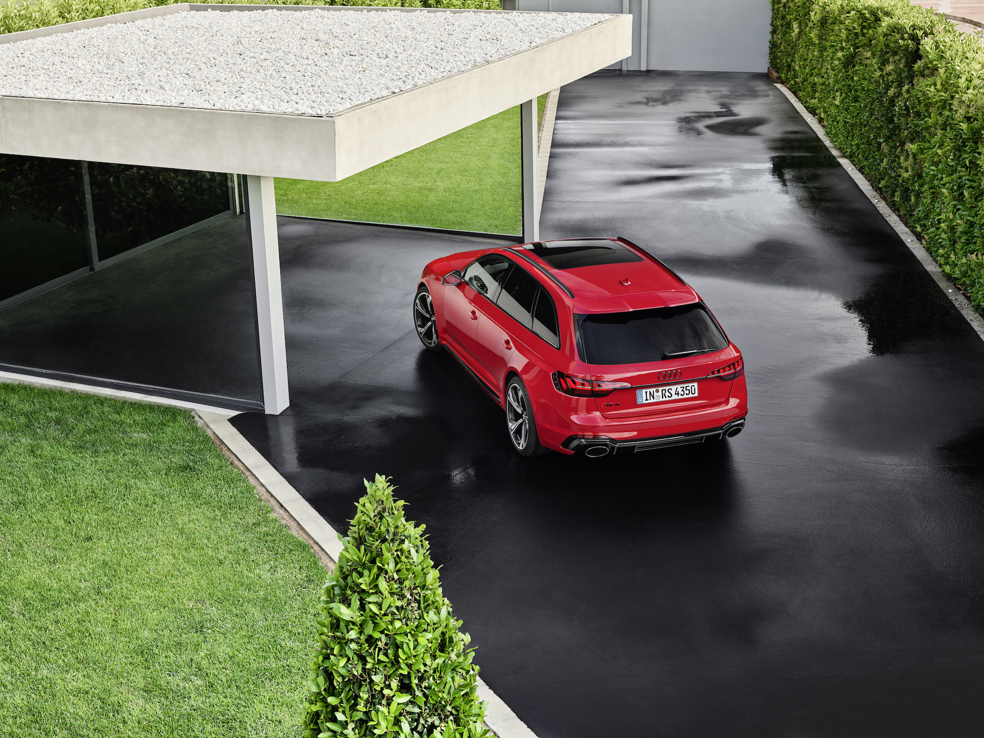 Audi RS 4 Avant rossa vista posteriore