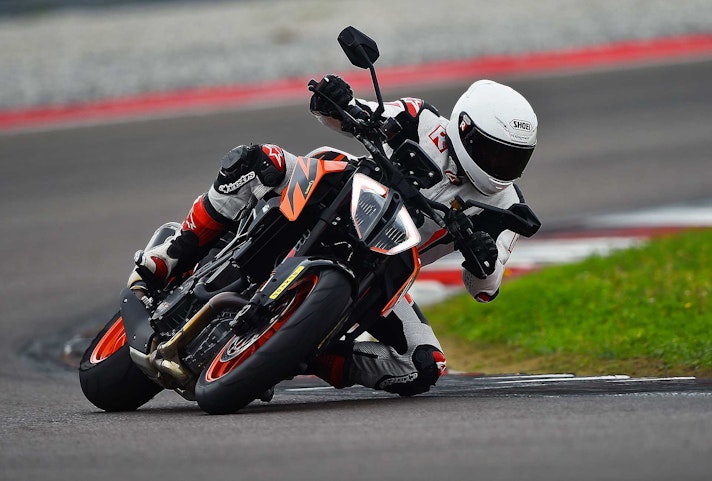 Confronto-Maxi-Naked-2019-KTM-1290-SuperDuke-R-015