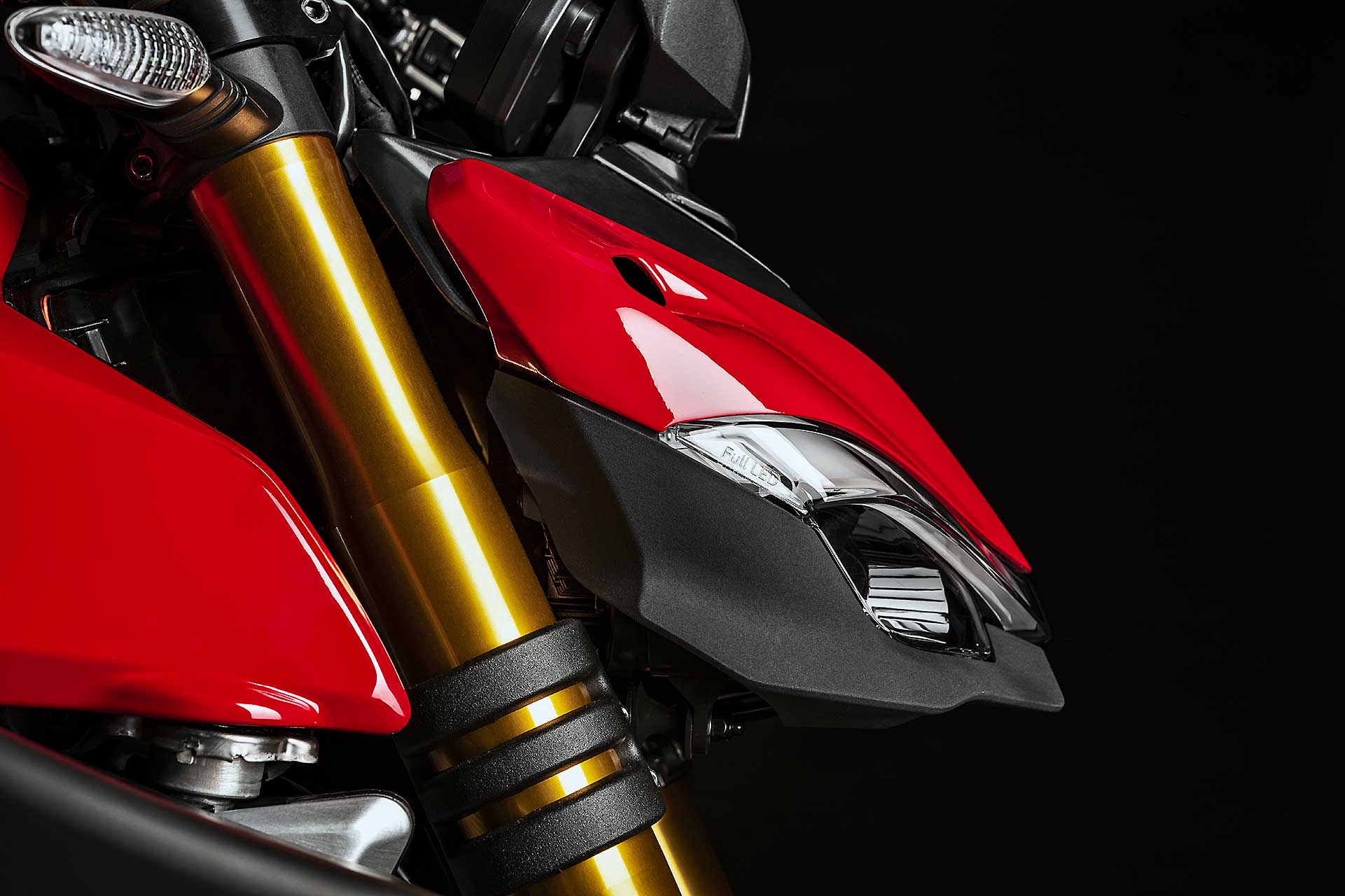 Ducati Streetfighter V4 particolare muso studio fondo nero