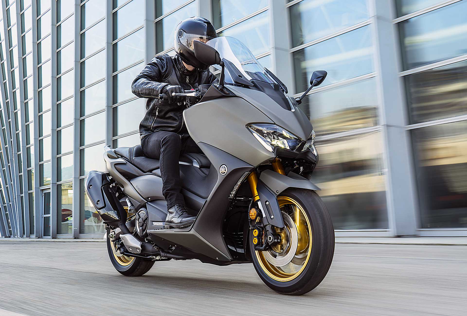 Yamaha TMax 560 Tech Max movimento