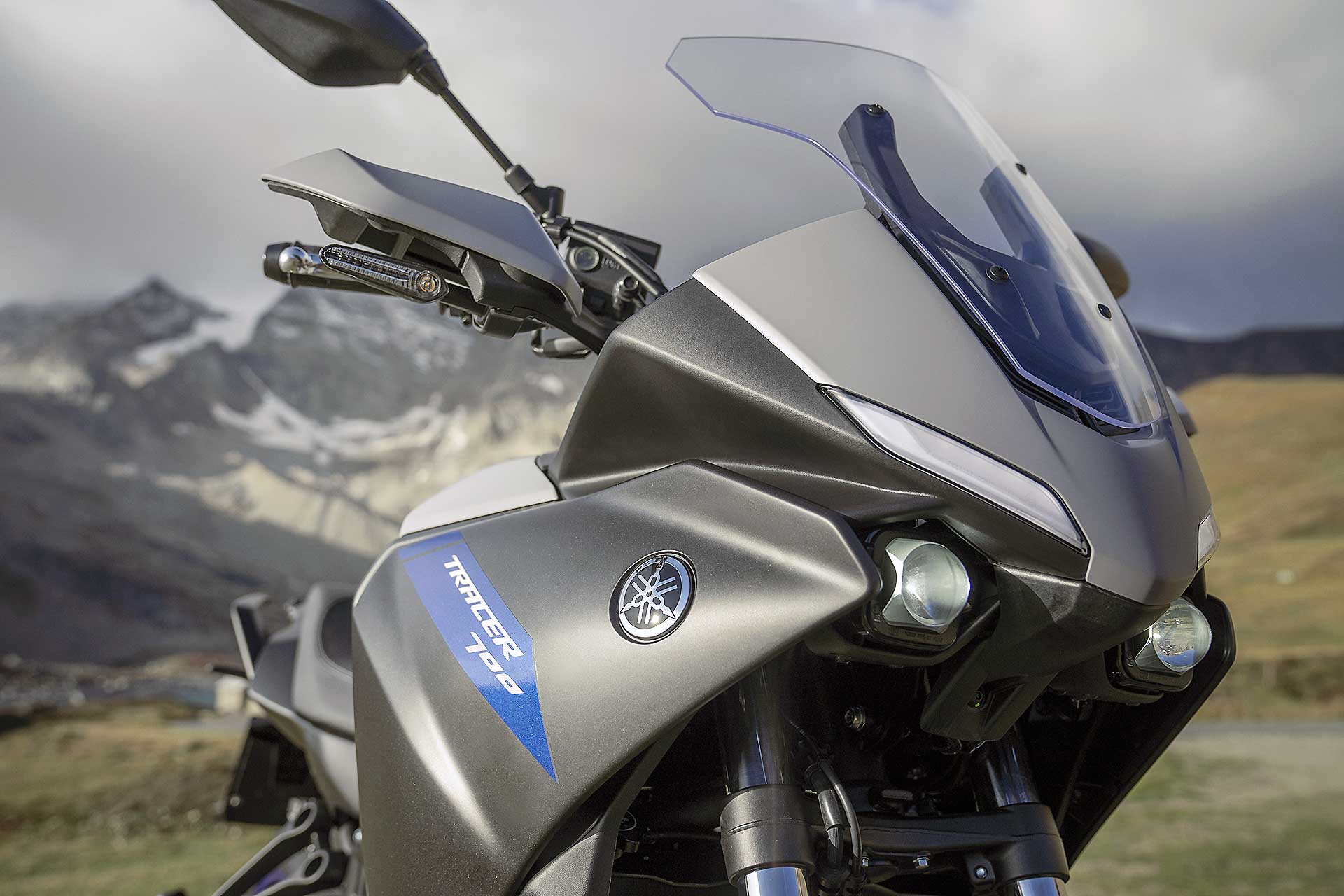 Yamaha Tracer 900 2020 particolare frontale con fari piccoli