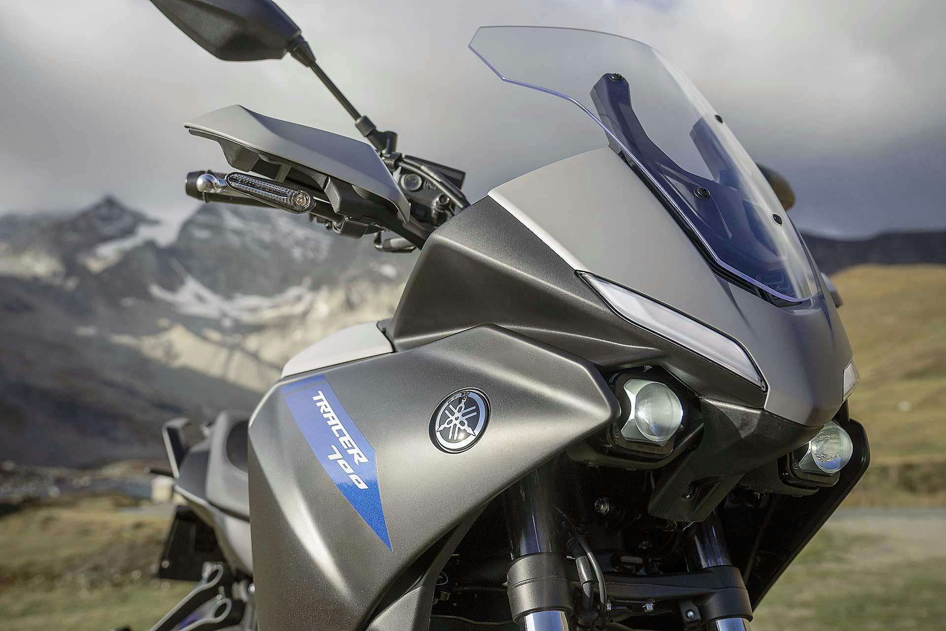 Yamaha Tracer 900 2020 particolare frontale con fari piccoli