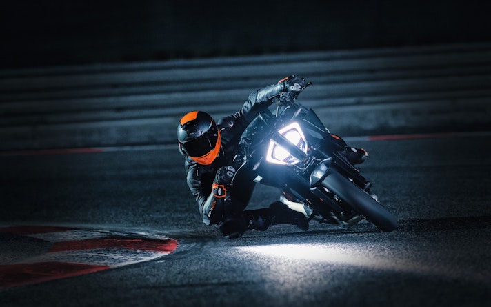 KTM-1290-Super-Duke-R-2020-dinamiche – 1