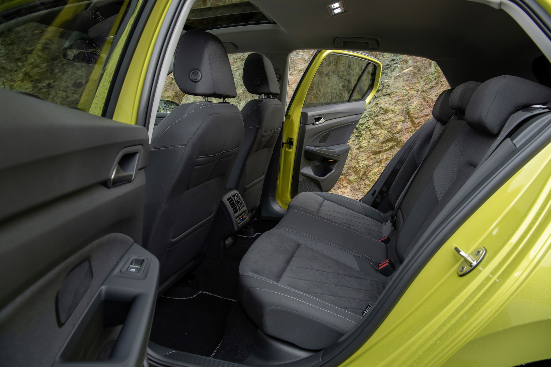 Nuova Volkswagen Golf 8, la prova (sedile posteriore)