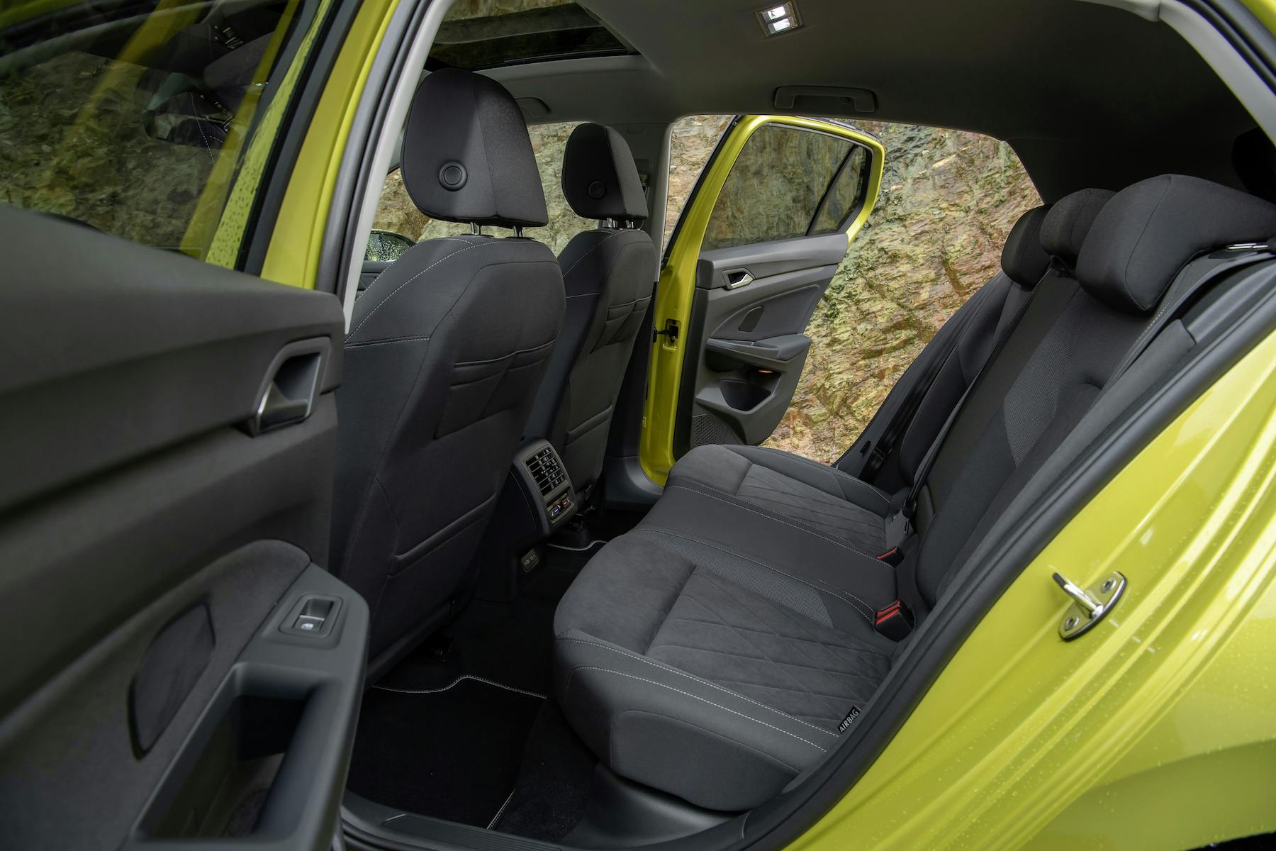 Nuova Volkswagen Golf 8, la prova (sedile posteriore)