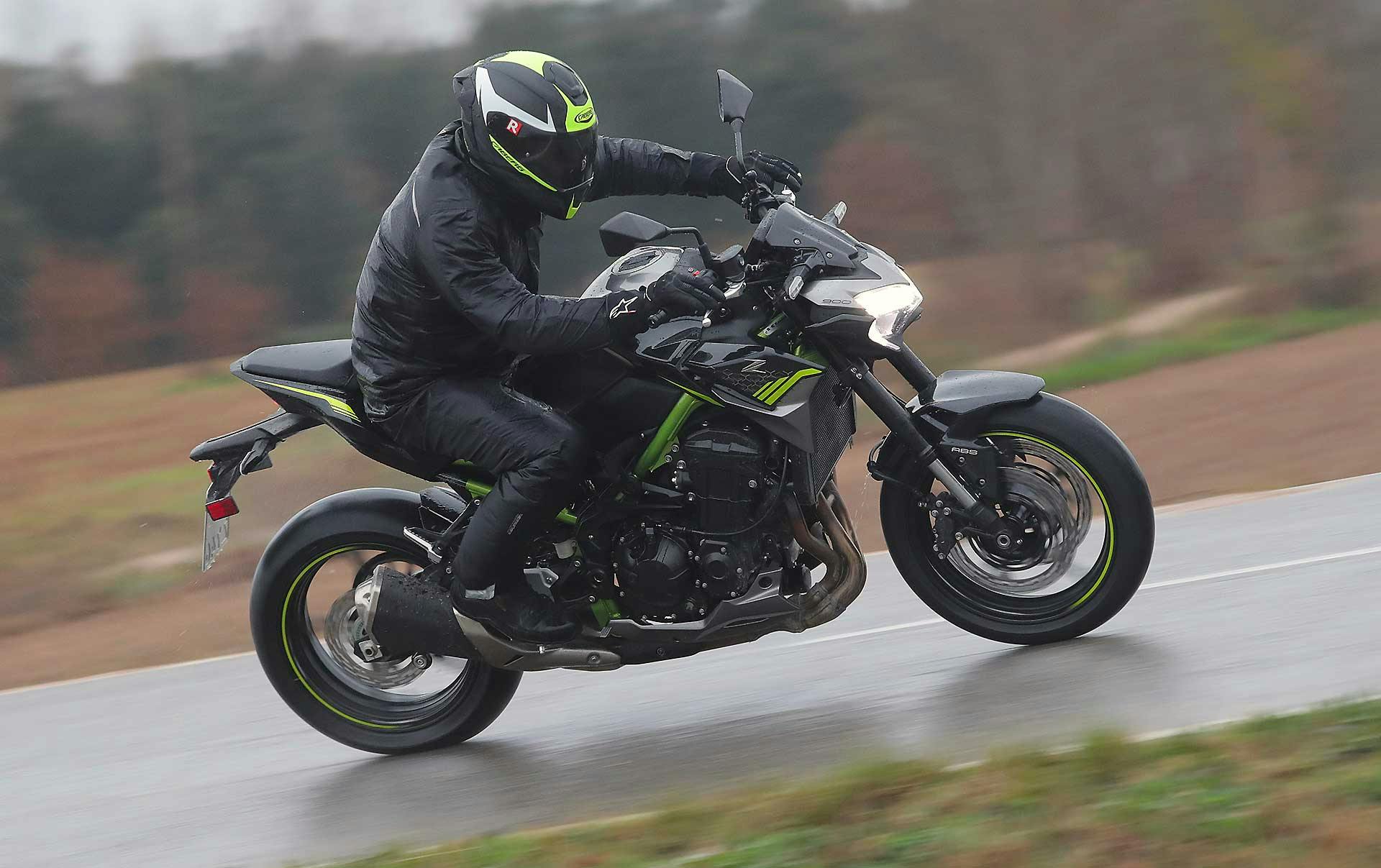 Prova Kawasaki Z900 2020 curva su strada bagnata