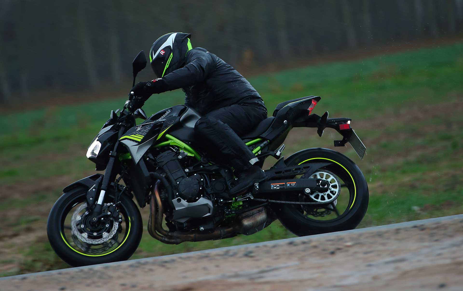 Prova Kawasaki Z900 2020 curva su strada bagnata