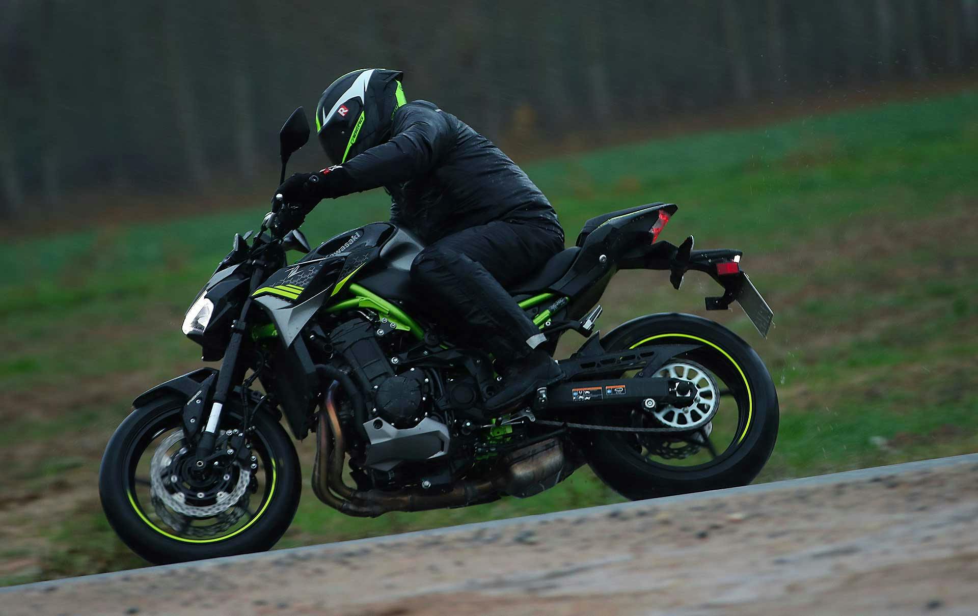 Prova Kawasaki Z900 2020 curva su strada bagnata