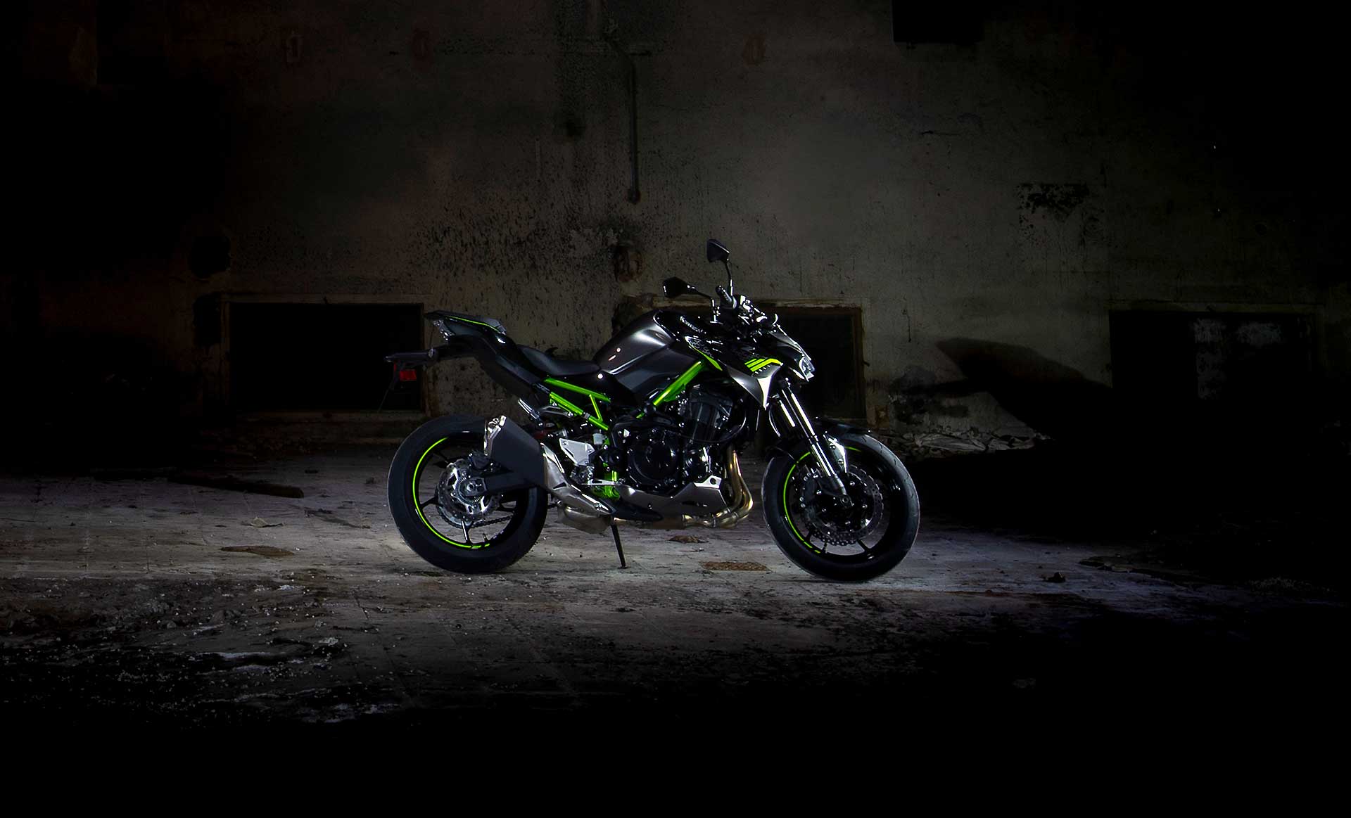 Prova Kawasaki Z900 2020 Hero shot fondo nero