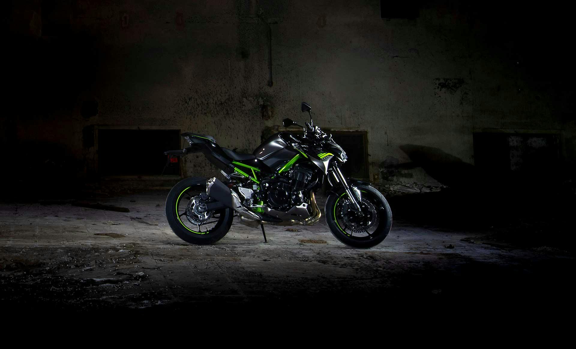 Prova Kawasaki Z900 2020 Hero shot fondo nero