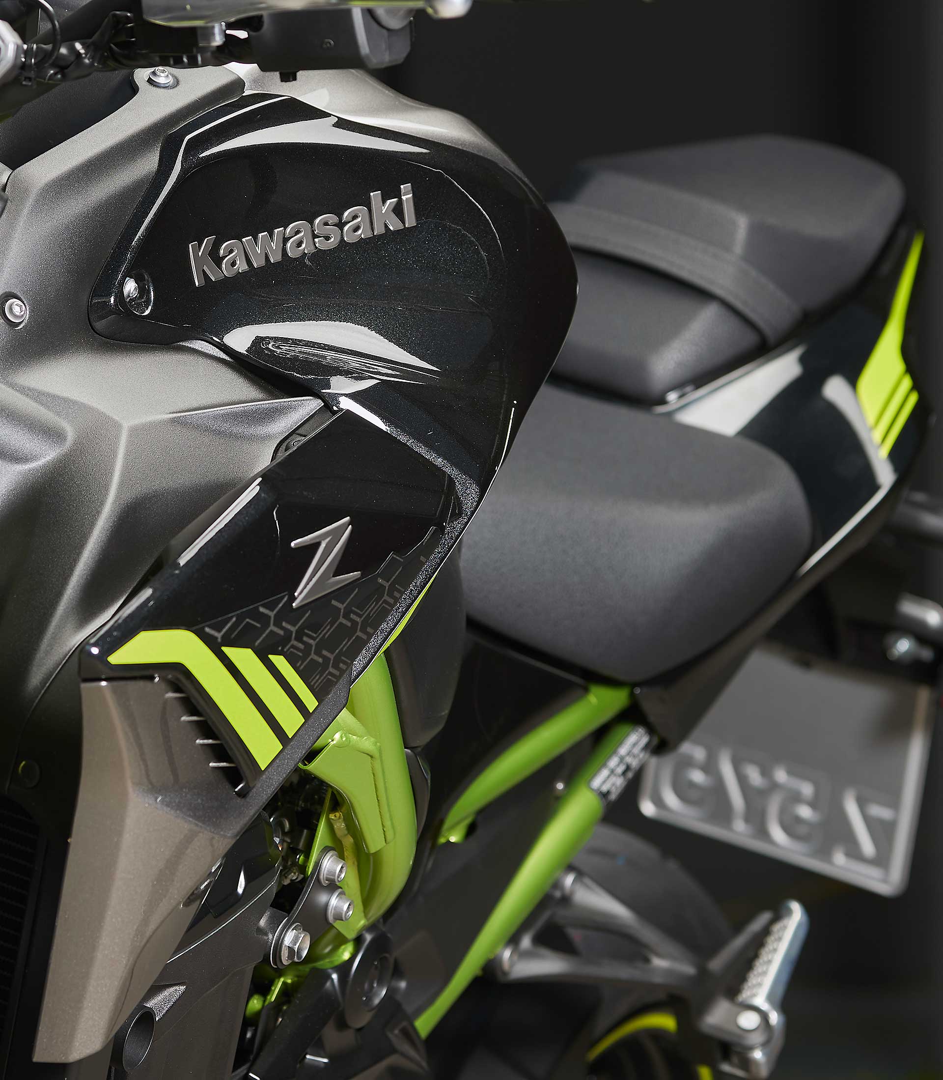 Prova Kawasaki Z900 2020 dettaglio serbatoio sugomi style