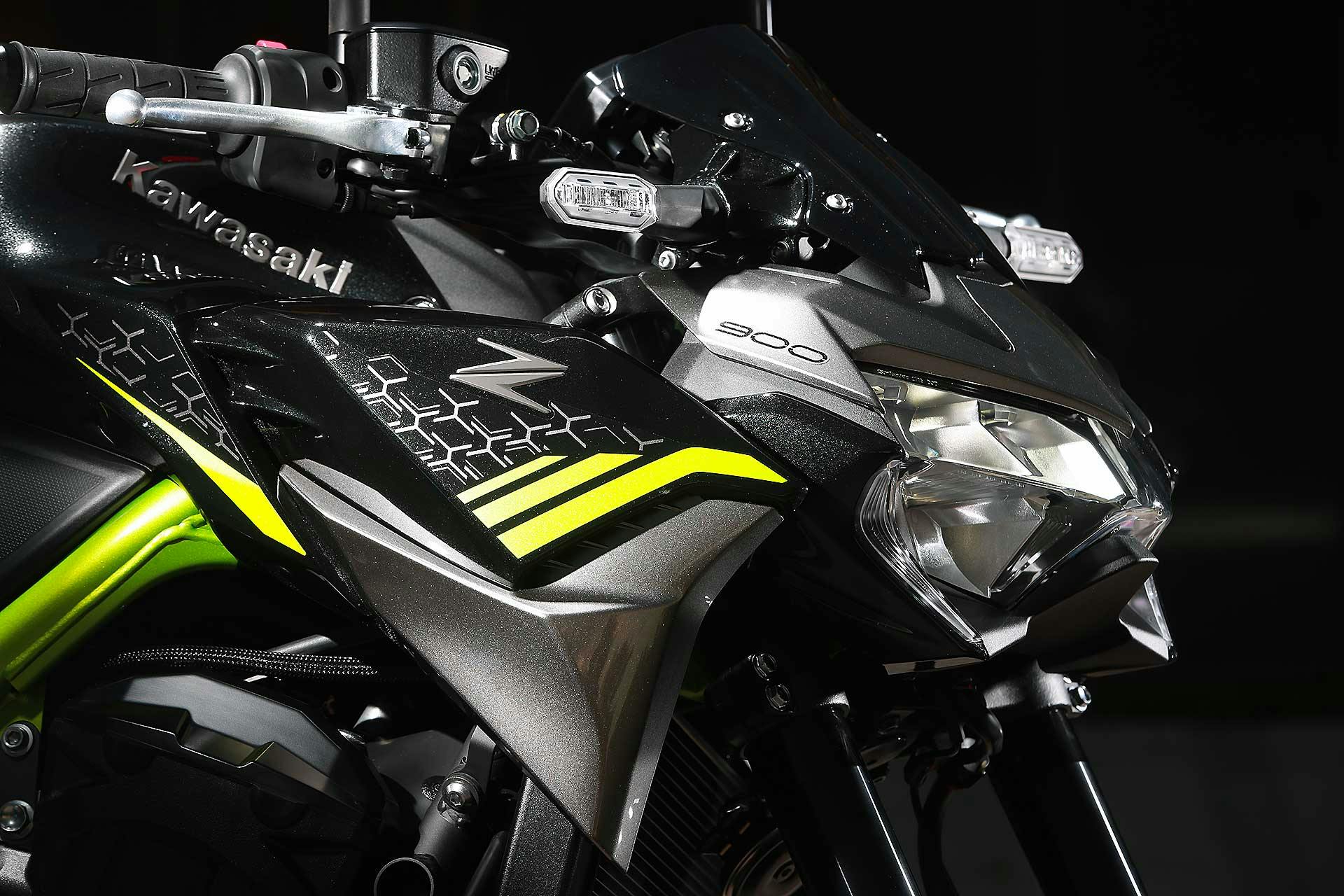 Prova Kawasaki Z900 2020 dettaglio faro Sugomi style