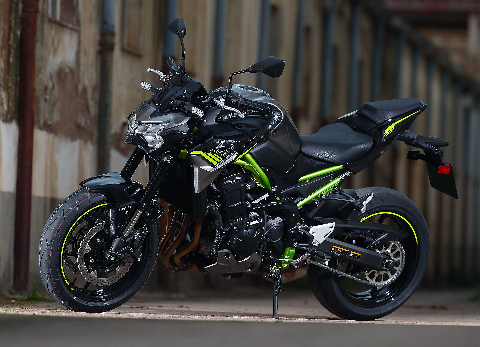 Prova Kawasaki Z900 2020 moto nera telaio verde statica esterna