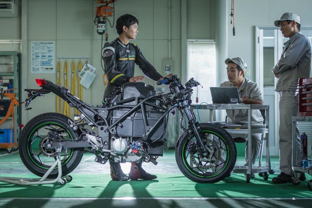 Kawasaki Ninja moto eleettrica EV Project spogliata telaio e power uniti con collaudatore