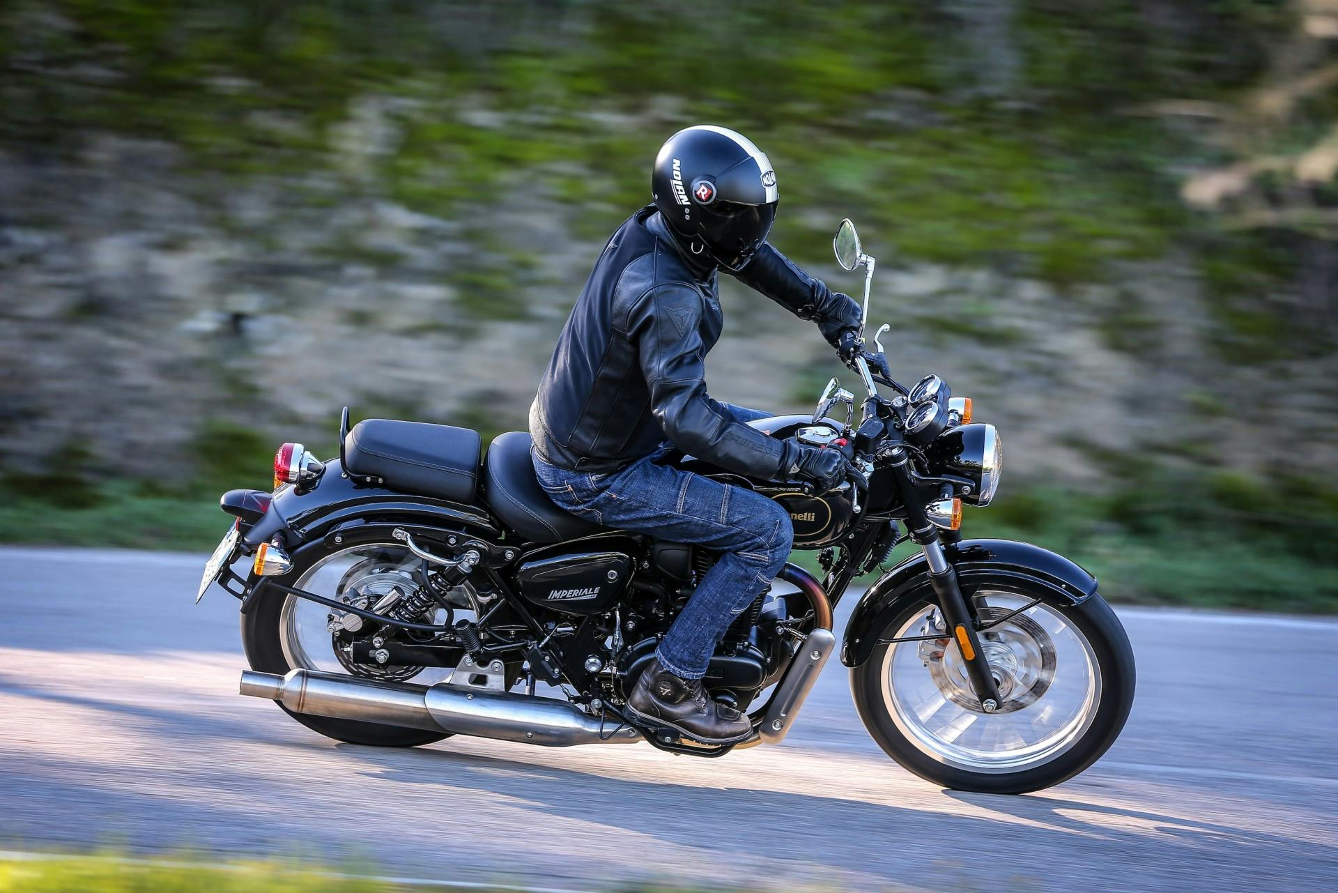 Benelli Imperiale nera, movimento in piega, vista laterale