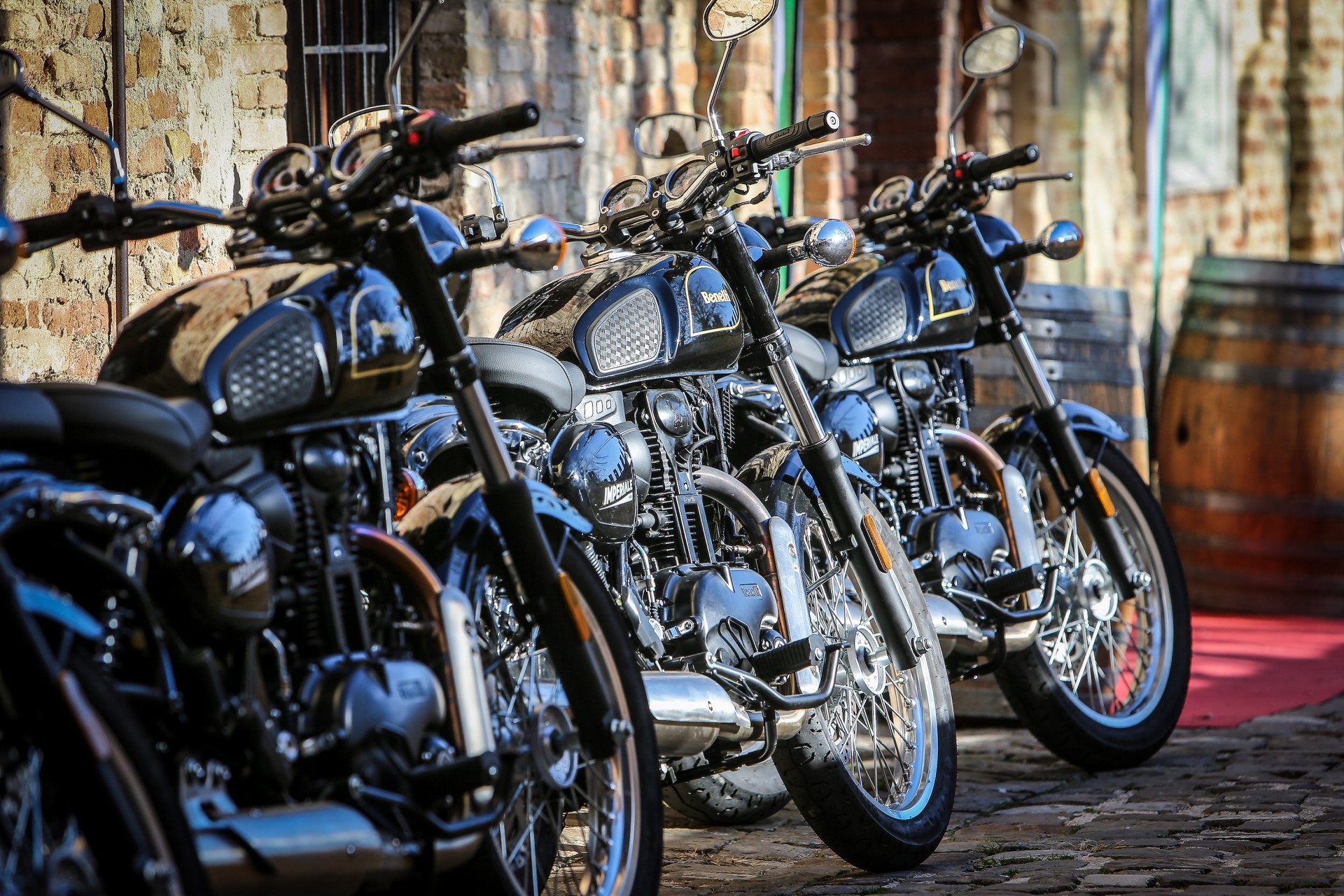 Benelli Imperiale, tre moto statiche vista laterale con sfondo di muro