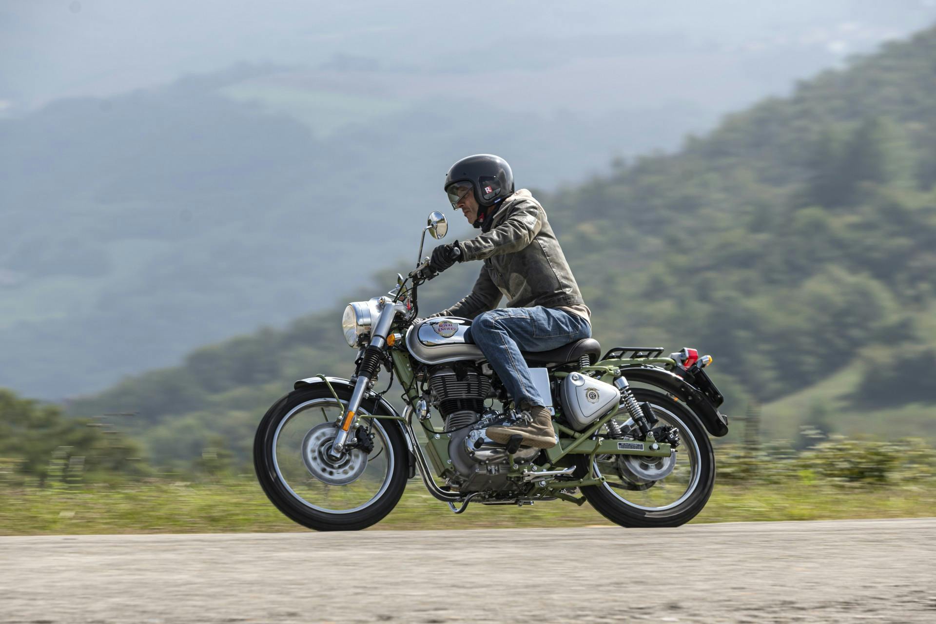 royal enfield bullet trials works replica, curva su strada di collina