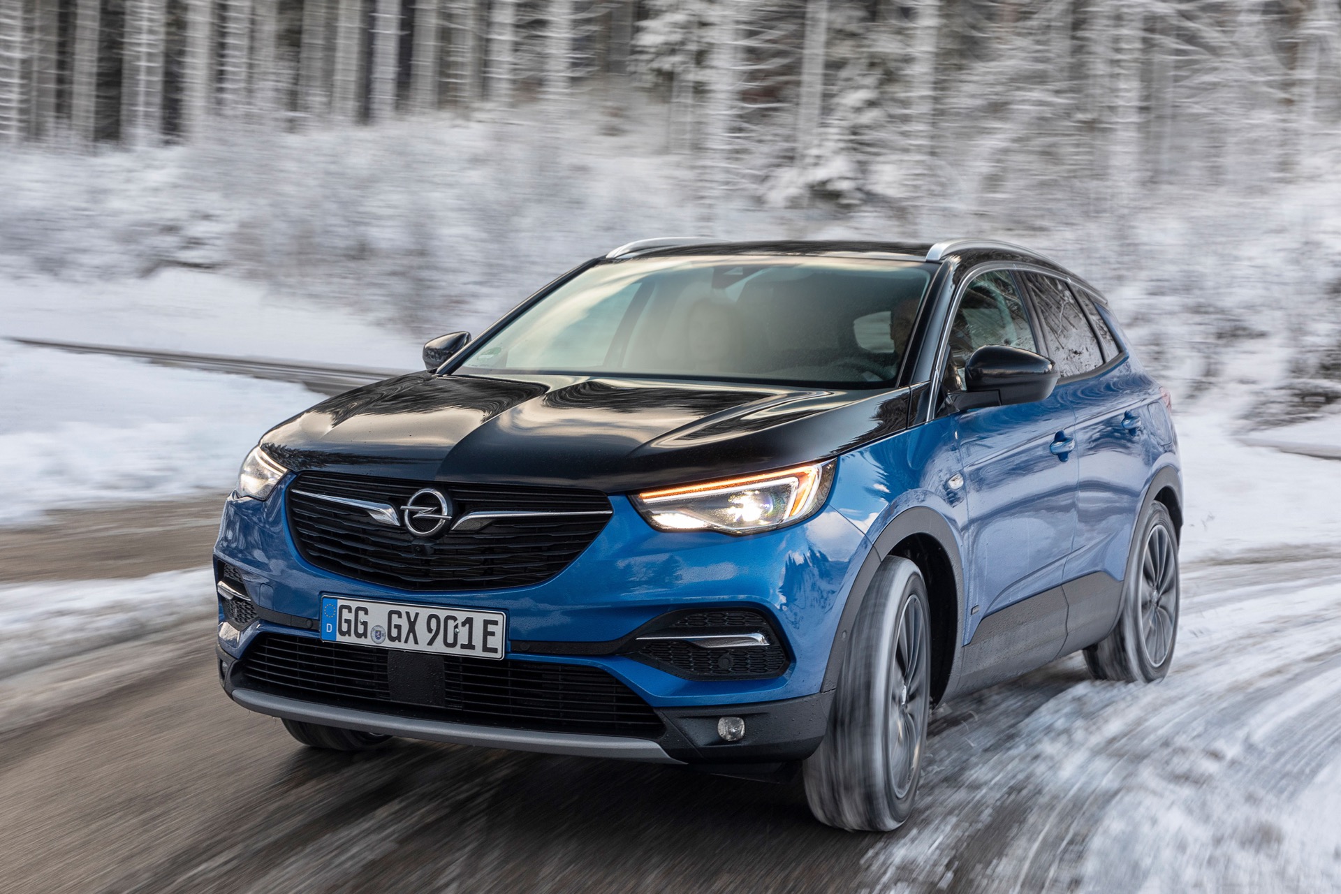 Opel Grandland X Hybrid4 Auto su neve e fondo ghiacciato