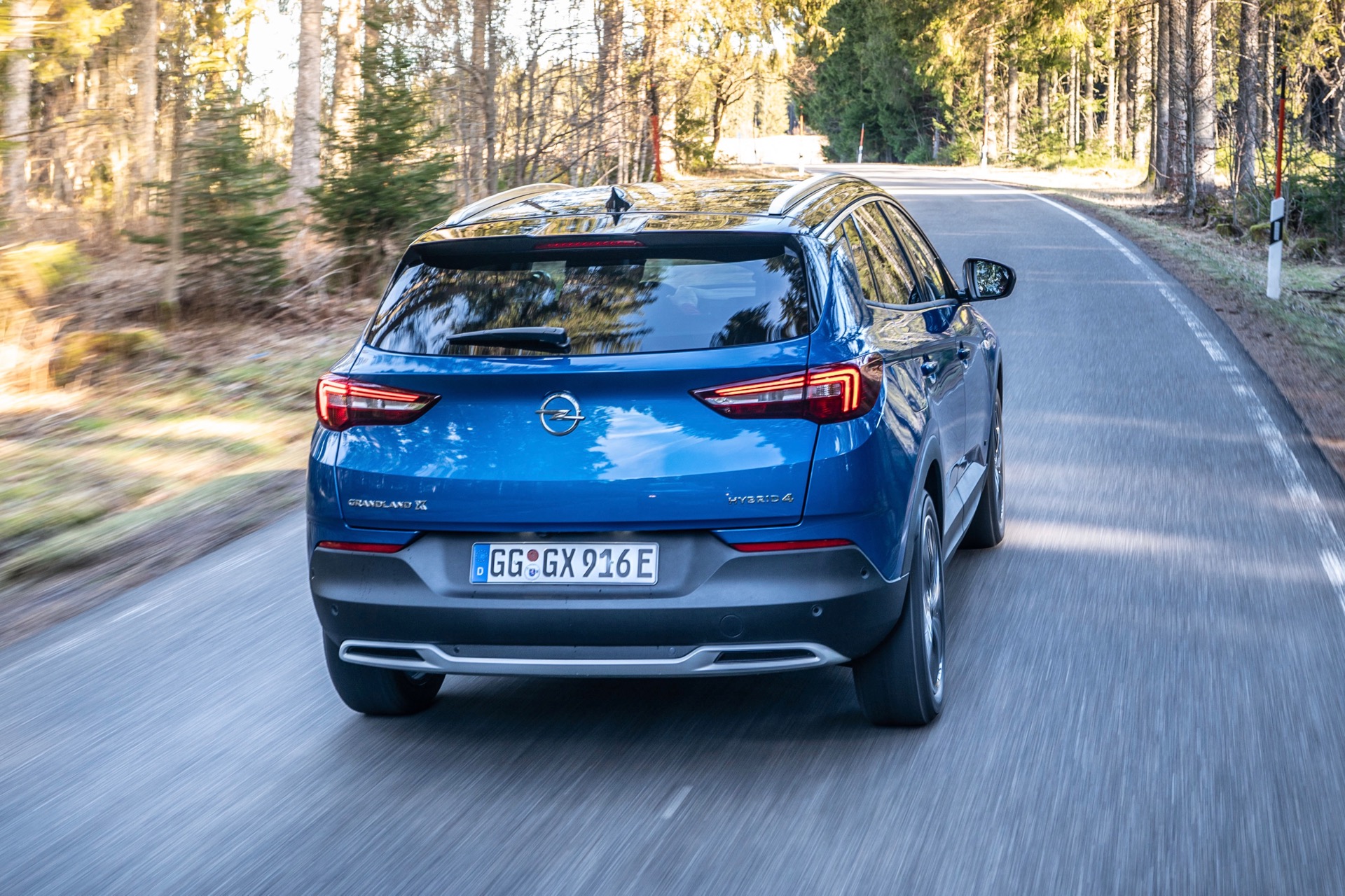 Opel Grandland X Hybrid4 vista posteriore
