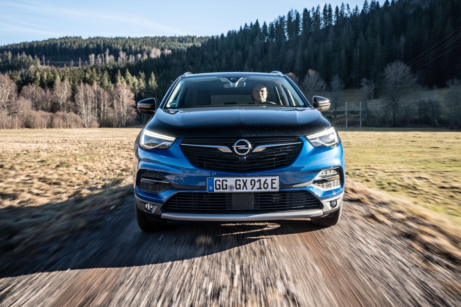 Opel Grandland X Hybrid4 Auto su fondo sterrato